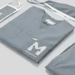 Imagine cu halat medical gri personalizat